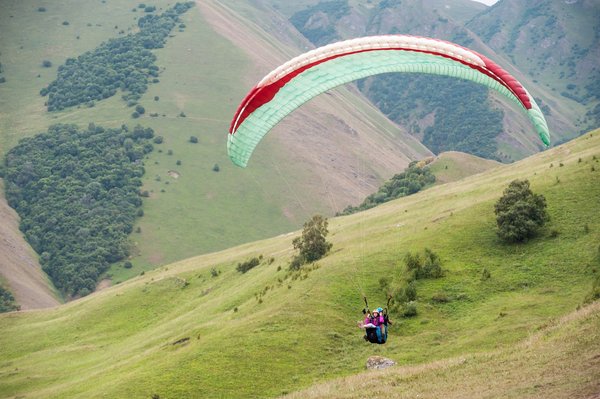 Cadeau mémorable : Pourquoi opter pour un bon cadeau parapente ?